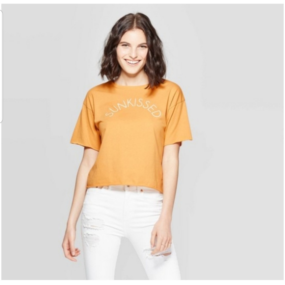 Short sleeve cropped graphic tshirt